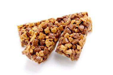 Beyaz arka plan üzerinde izole enerji Mısır gevreği bar