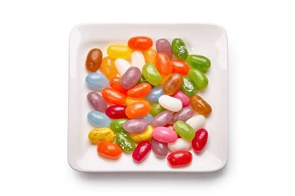 Красочные конфеты на тарелке — стоковое фото
