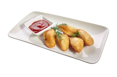 Beyaz arka planda izole edilmiş beyaz bir tabakta çizmeler. Börekler