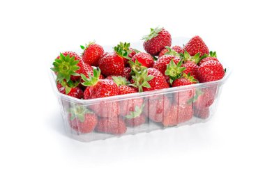 Beyaz arka planda üç taze çilek. İzole edilmiş