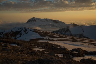 Oshten dağın, adıge parlak bir yükseliş