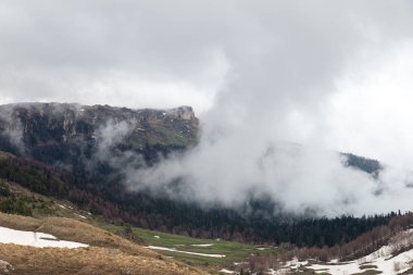 Hafta sonu gezisi için Mount Fisht. Adıge