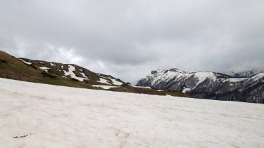 Hafta sonu gezisi için Mount Fisht. Adıge
