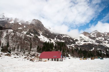 Hafta sonu gezisi için Mount Fisht. Adıge