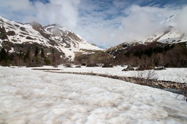 Hafta sonu gezisi için Mount Fisht. Adıge