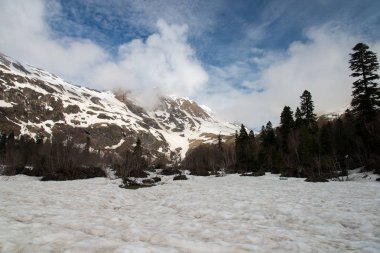 Hafta sonu gezisi için Mount Fisht. Adıge