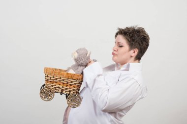 Güzel bir genç hamile kız portresi