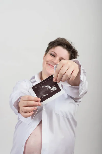 Porträt Einer Jungen Schönen Schwangeren — Stockfoto