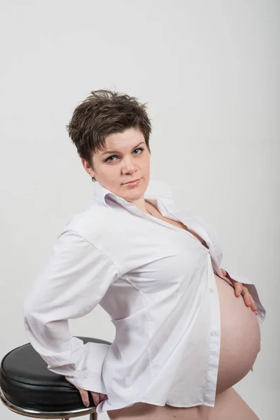 若い美しい妊娠中の女の子の肖像画 — ストック写真