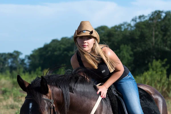 Giovane Bella Ragazza Con Cavallo Sulla Natura — Foto Stock