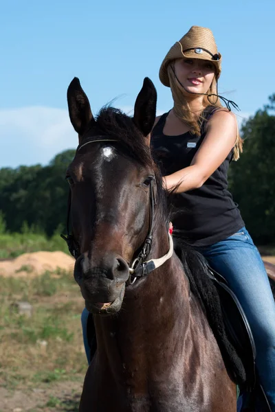 Menina Bonita Nova Com Cavalo Natureza — Fotografia de Stock