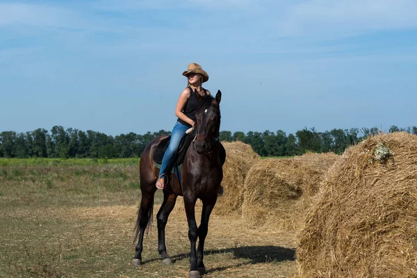 Menina Bonita Nova Com Cavalo Natureza — Fotografia de Stock