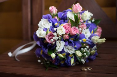 Şık ve parlak Festival buket çiçek