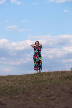 Doğa sevimli hamile kız fotoğraf oturumunda