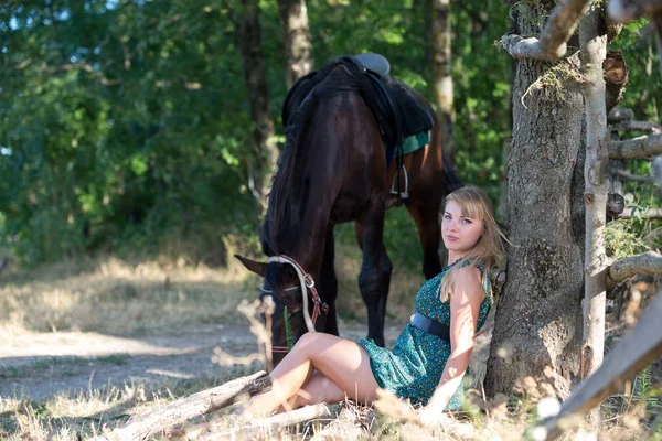 Giovane Bella Ragazza Con Cavallo Sulla Natura — Foto Stock