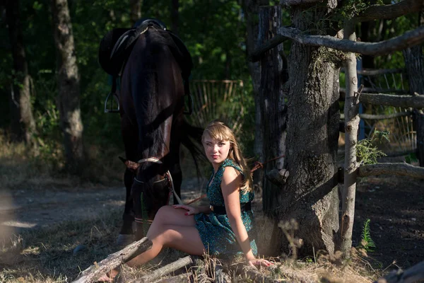 Giovane Bella Ragazza Con Cavallo Sulla Natura — Foto Stock