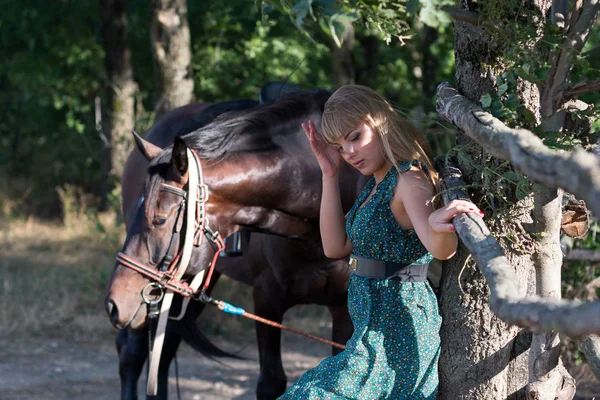 Giovane Bella Ragazza Con Cavallo Sulla Natura — Foto Stock