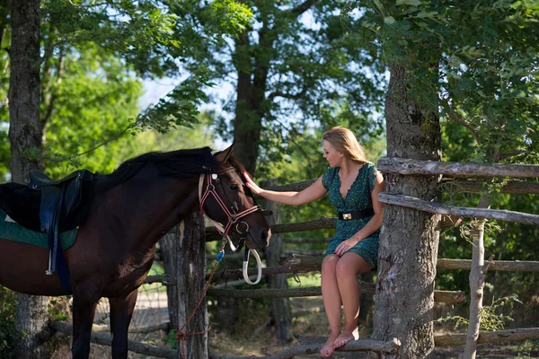 Giovane Bella Ragazza Con Cavallo Sulla Natura — Foto Stock