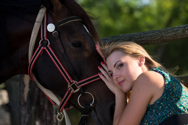 自然の馬を持つ美しい少女 — ストック写真