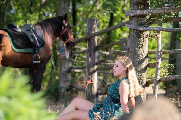 Giovane Bella Ragazza Con Cavallo Sulla Natura — Foto Stock