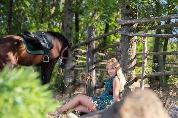 Giovane Bella Ragazza Con Cavallo Sulla Natura — Foto Stock