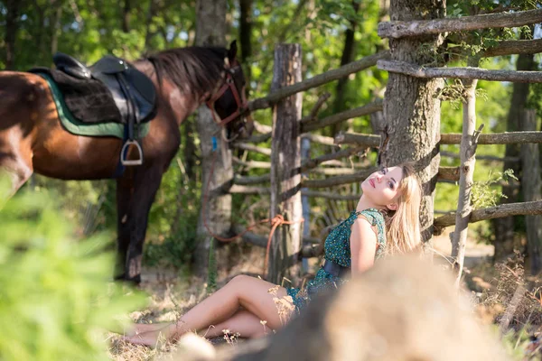 Giovane Bella Ragazza Con Cavallo Sulla Natura — Foto Stock