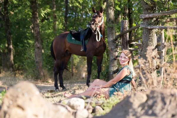 Giovane Bella Ragazza Con Cavallo Sulla Natura — Foto Stock