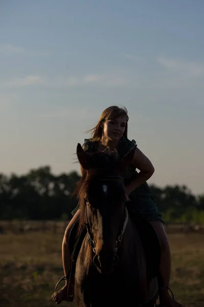 Giovane Bella Ragazza Con Cavallo Sulla Natura — Foto Stock