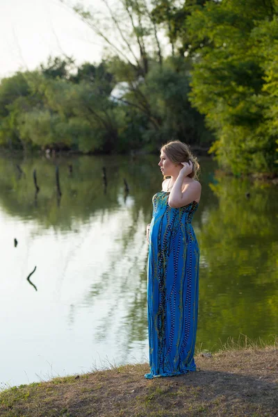 Sessão Fotos Natureza Bonito Menina Grávida — Fotografia de Stock