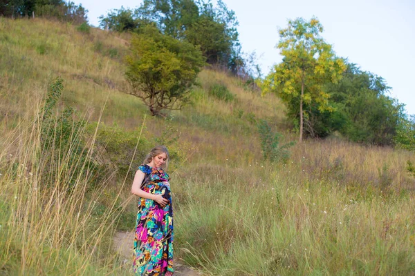 Sessão Fotos Natureza Bonito Menina Grávida — Fotografia de Stock