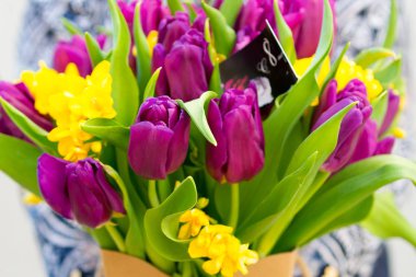 Şık ve parlak Festival buket çiçek