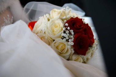 Şık ve parlak Festival buket çiçek