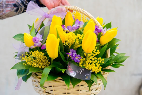 花のシックで明るいお祝い花束 — ストック写真