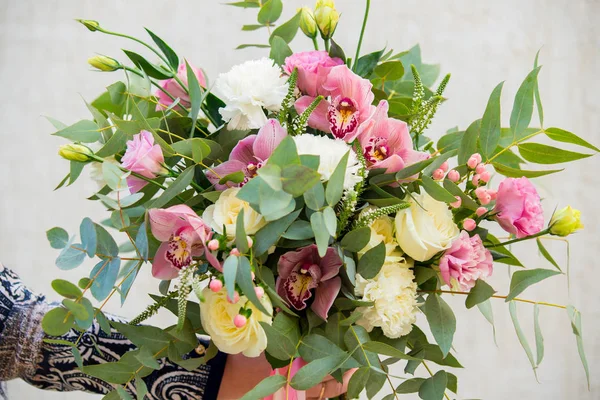 花のシックで明るいお祝い花束 — ストック写真