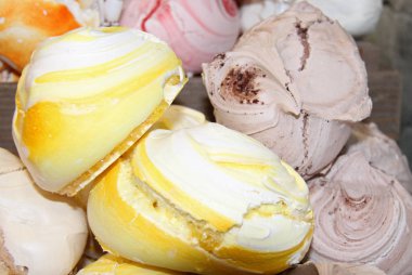 Taze yapılmış beze tatlılar bir renkli ekran.