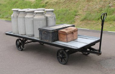 Süt köpürdü ve Bagaj demiryolu İstasyonu arabası.