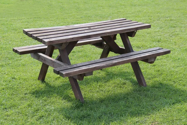 Ein Traditioneller Hölzerner Picknicktisch Freien Mit Sitzgelegenheiten — Stockfoto