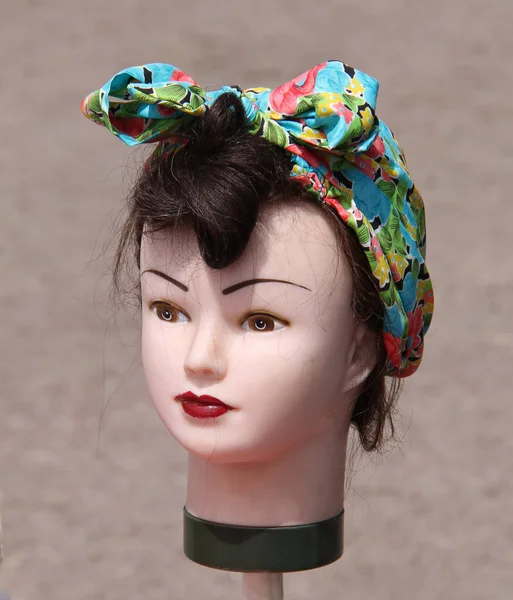 Mannequin Dame Avec Une Écharpe Vintage Style Cheveux — Photo