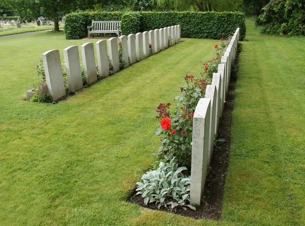 Twee Lijnen Van Formele Militaire Graven Grafstenen — Stockfoto