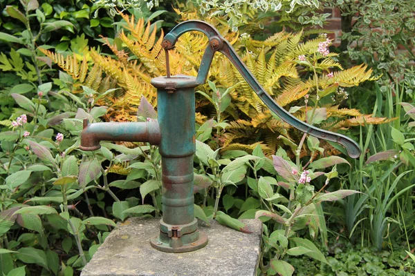 Een Vintage Waterpomp Gebruikt Als Tuin Decoratie — Stockfoto