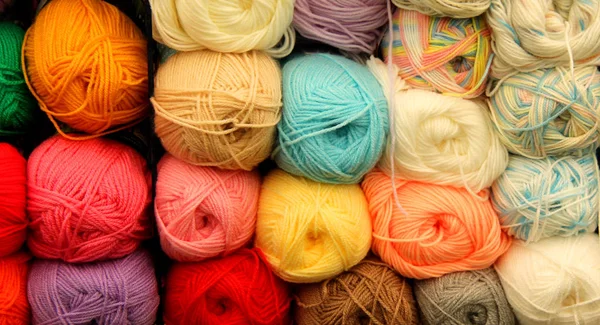 Örgü yün topları çeşitli renkler topluluğu.