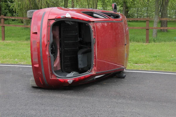 Rozbity Wrak Wypadek Samochodu Jego Stronie — Zdjęcie stockowe