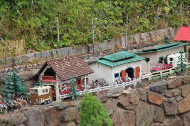 Bazı rakamlar ve bir Model tren düzeninden binalar.