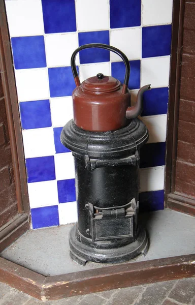 Fogão Madeira Vintage Chaleira Uma Cozinha Antiga — Fotografia de Stock