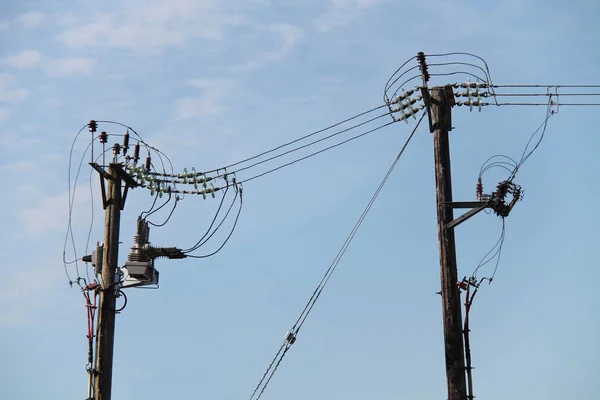 Pólos Cabos Uma Linha Transmissão Eletricidade — Fotografia de Stock