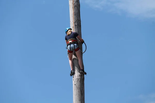 Gyakorló Hegymászás Magas Pole Női Favágó — Stock Fotó