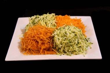 Bir tabak taze rendelenmiş havuç ve salatalık.