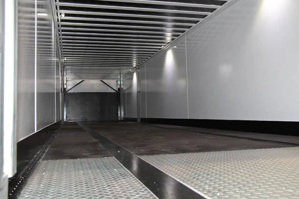 大型硬質両面貨物輸送貨物自動車の内部 — ストック写真