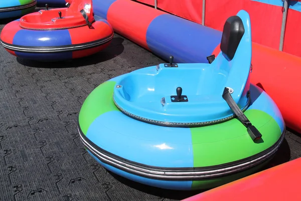 Bir Eğlence Parkı Yolculuğu Eğlenceli Araba Sürüş Kendi Kendine — Stok fotoğraf