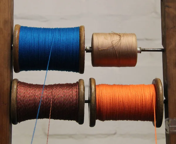 Bobinas Hilo Colores Una Máquina Fabricación Textiles —  Fotos de Stock